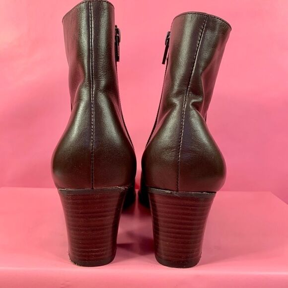 BROWN LEATHER ANKLE BOOTS SIZE 8.5 St. JOHN’s BAY - Picture 5 of 6